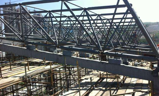 辽源简述网架公司的黑色压型钢板的吊装步履